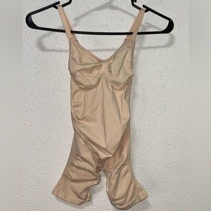 Skims seamless sculpt mid thigh bodysuit cream size small/medium